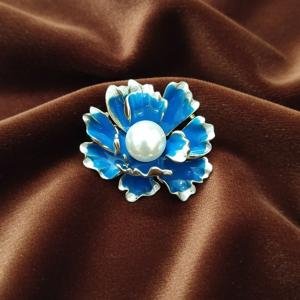 Elegant Emblem Brooch – Timeless Style Brooch